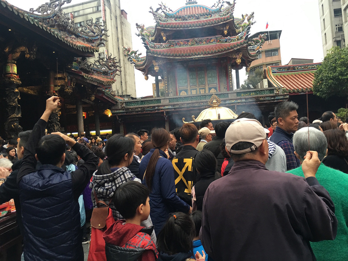 龍山寺參拜民眾。 圖：謝步智/攝
