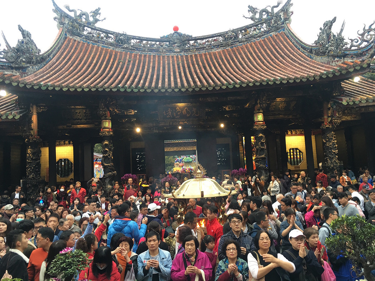 龍山寺參拜祈福民眾。 圖：謝步智/攝