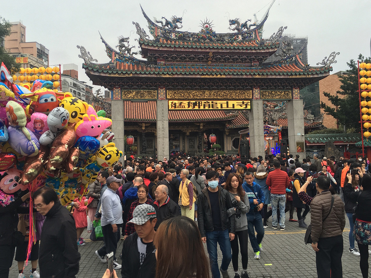 龍山寺祈福民眾將出入口堵的水洩不通。 圖：謝步智/攝