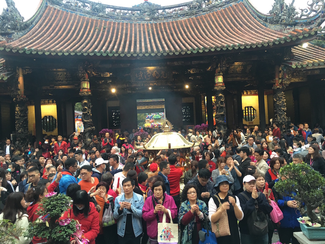 龍山寺參拜祈福民眾神情虔誠。 圖：謝步智/攝
