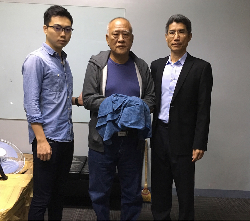 在台涉及職棒打假球案而被通緝的前台南縣議長吳健保，6日由刑事局人員以及駐菲聯絡官共同押回台北。圖為吳健保（中）在馬尼拉國際機場移民局留置室。 圖：菲律賓移民局人員提供