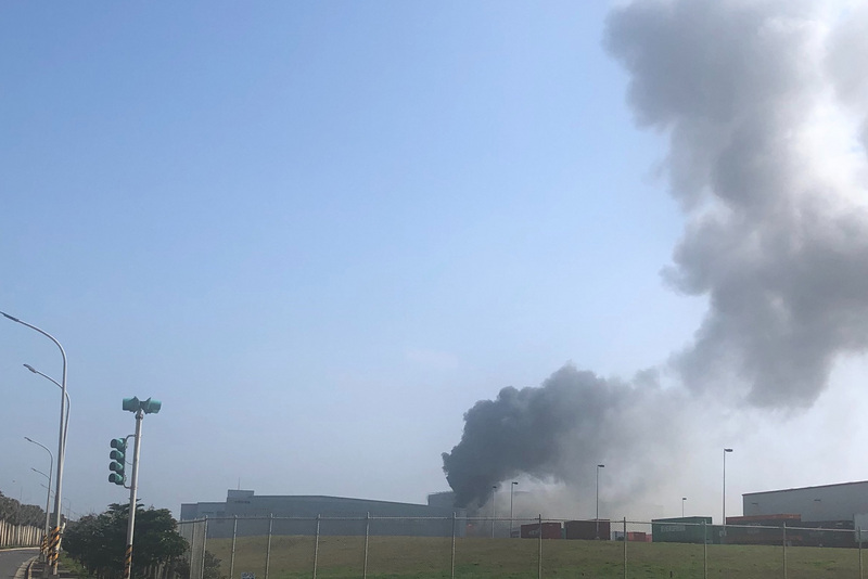 桃園市觀音區嘉里大榮物流公司6日傳出火警，有兩名男員工被救出火場，送醫前已經沒有生命跡象，意外發生原因，仍待進一步釐清。 圖：桃園消防局提供