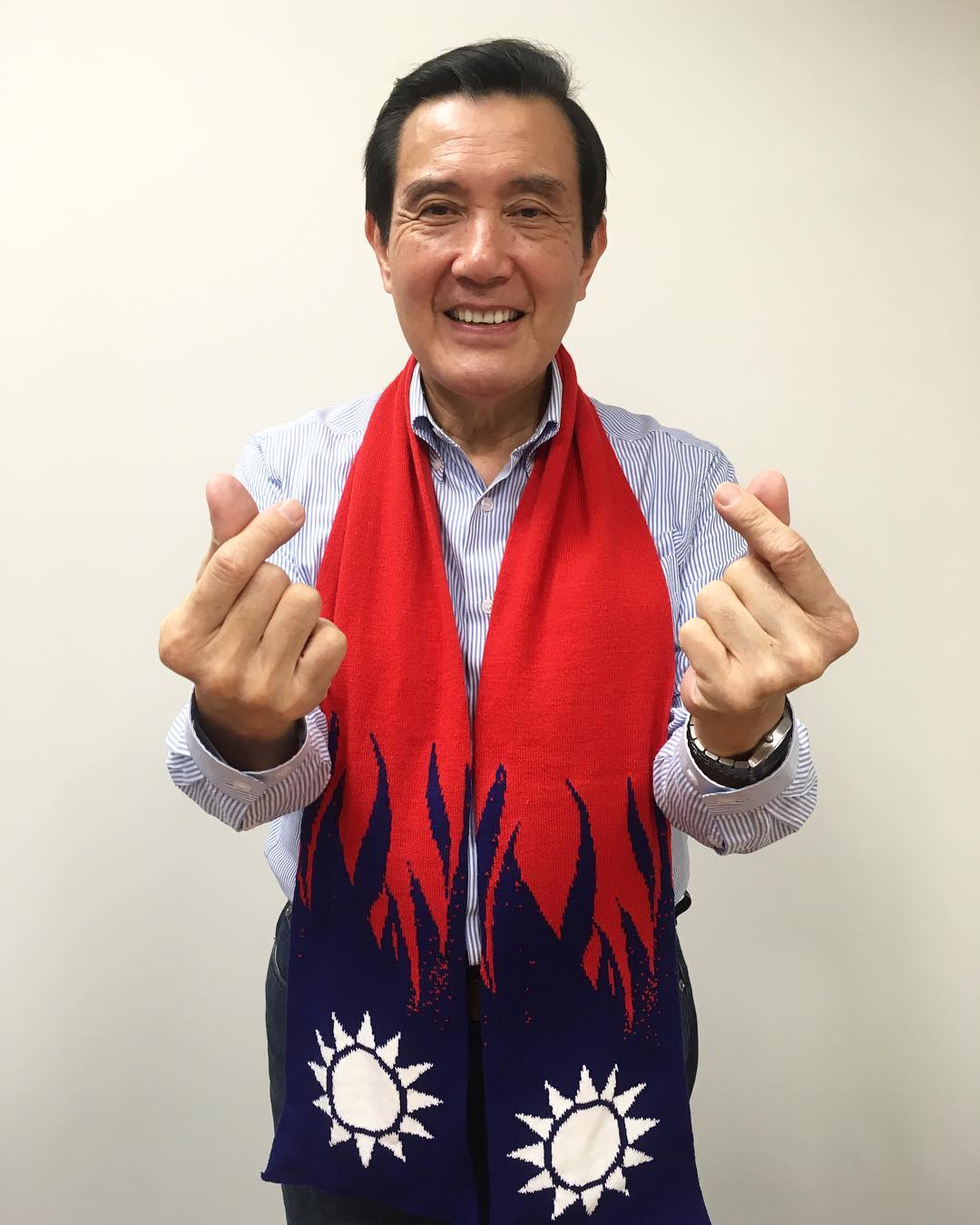 今（９）天年初二，前總統馬英九循例前往苗栗縣通霄鎮馬家庄祭祖，受到民眾熱烈歡迎，苗栗縣長徐耀昌致詞時，更勸進馬英九再次帶領台灣，呼籲大家支持，但馬英九則僅以微笑回應。 圖：翻攝自馬英九臉書