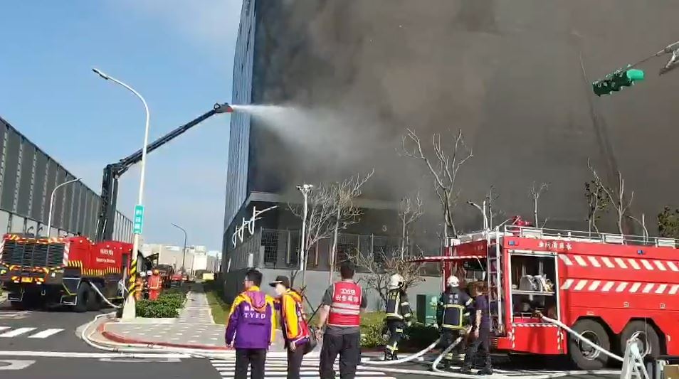 桃園觀音區嘉里大榮物流中心倉儲6日上午傳出火災，現場濃煙不斷，火勢仍未受控制。 圖：桃園市政府消防局/提供