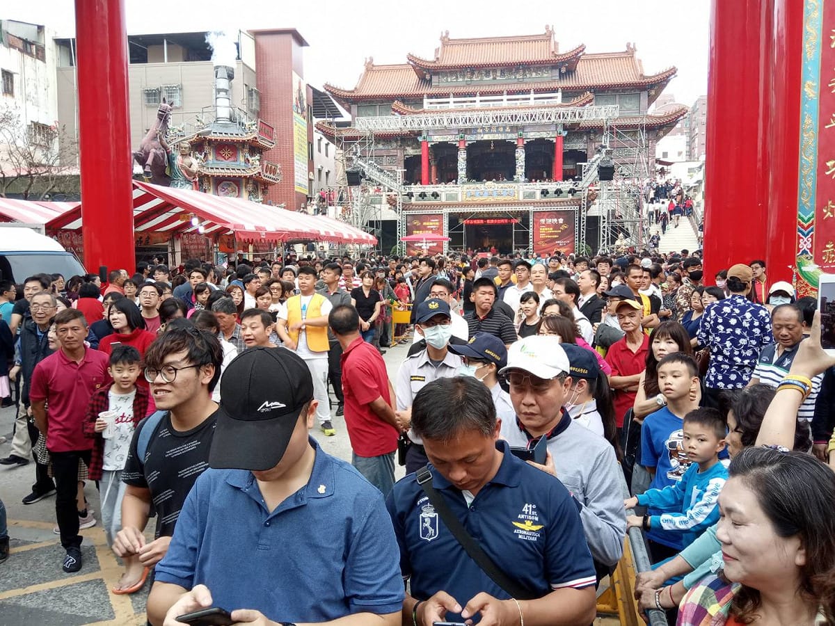 高雄武廟前廣場今天下午人群滿到溢出來。 圖：孫家銘／攝