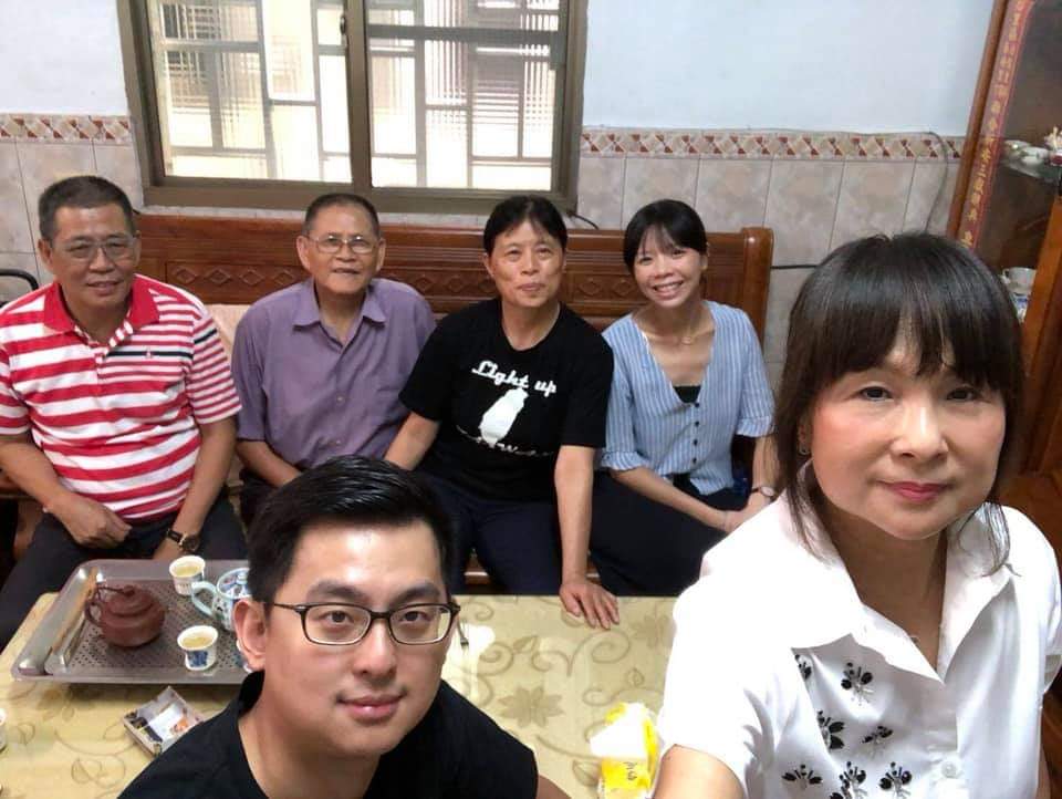 卓冠廷（前排左）表示，他跟慈庸（後排右）在婚前就決定，每年除夕中午在后里圍爐，晚上在鶯歌圍爐，初二再回娘家一次。各種節日也會跟慈庸一起，分別和卓爸卓媽及洪爸洪媽聚聚。 圖：翻攝自卓冠廷臉書
