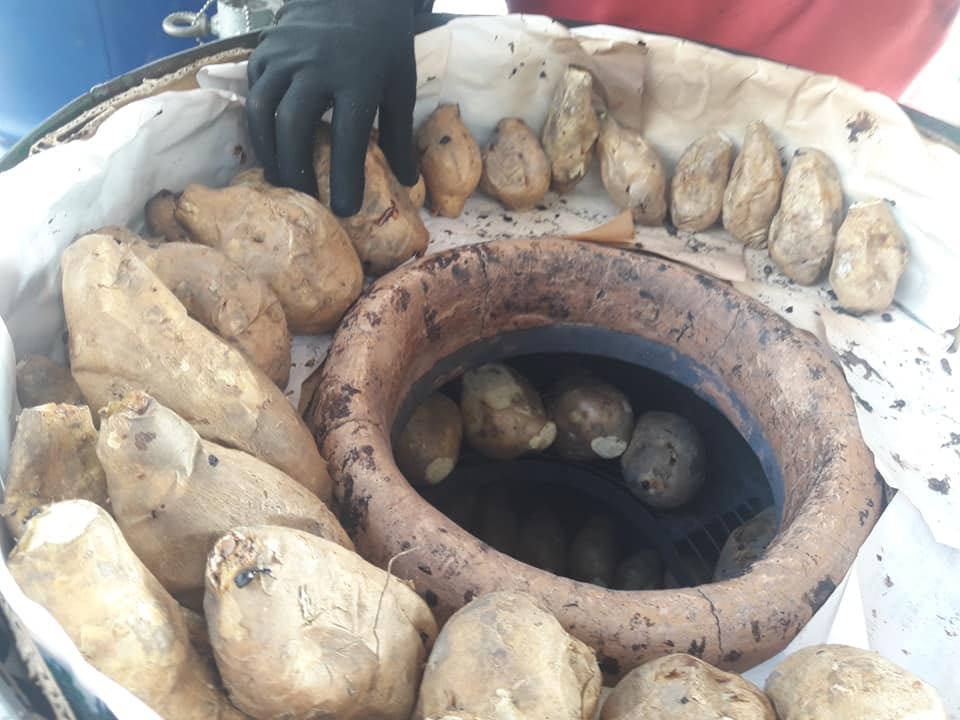 集集鎮國寺承續多年新春傳統，準備台灣經典美食烤地瓜免費結緣。 圖：翻攝自 黃淑玲臉書