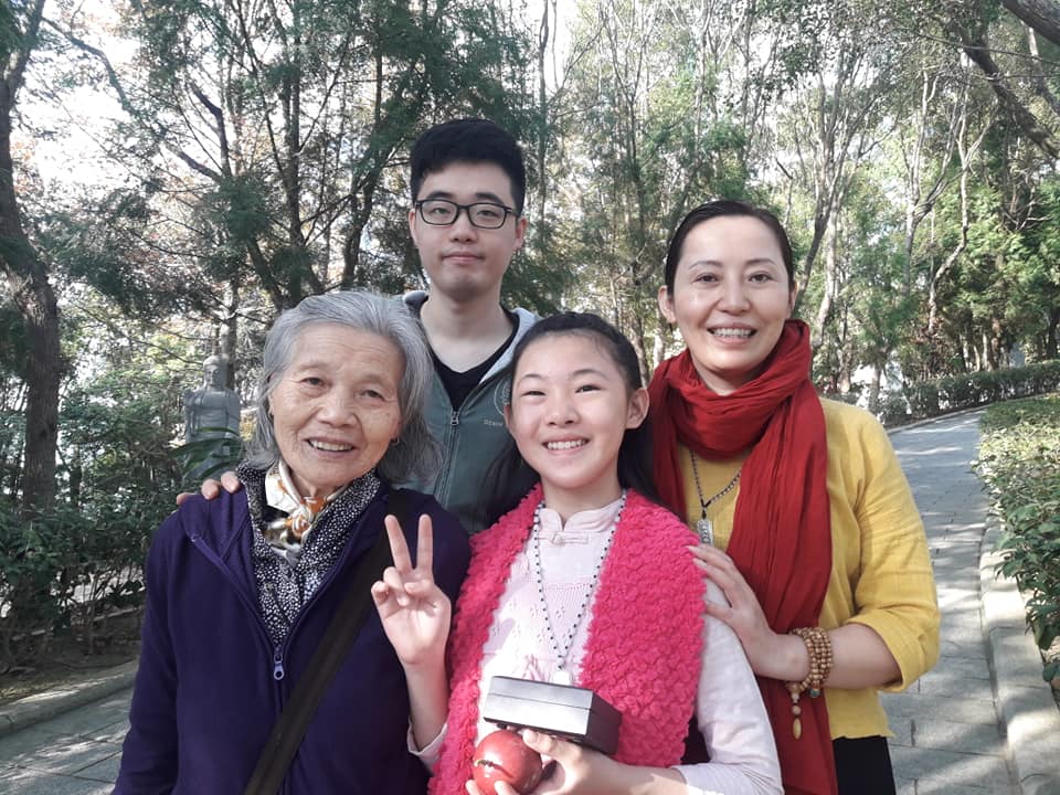 來自大陸上海的利蓮師姐，扶老攜幼歡喜參加新春法會。其餘來自大陸、馬來西亞等蓮友，共約30多位。 圖：翻攝自 黃淑玲臉書