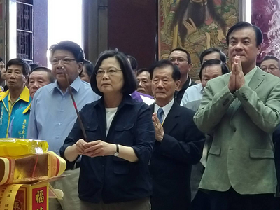 今天是大年初三，總統蔡英文回到家鄉屏東，在立法院長蘇嘉全和屏東縣長潘孟安陪同下，首先到車城鄉福安宮參拜和發紅包。 圖：中央社