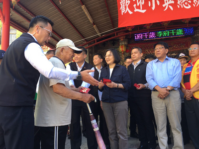 總統接著到下一站楓港德隆宮參拜，現場一樣擠滿人潮，等著拿總統紅包。 圖：中央社