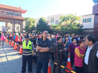 屏東鄉親大排長龍，等待領總統紅包。有人清晨5時就從東港出發，有人一排隊就是三個小時，但都很開心。 圖：中央社
