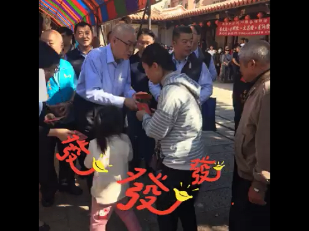 國民黨主席吳敦義下午也到鹿港，他先與國民黨彰化第一選區立委補選參選人柯呈枋，坐下來一起吃魷魚肉羹。接著，再與彰化縣長王惠美到新祖宮參香、發福袋。 圖：翻攝自吳敦義臉書