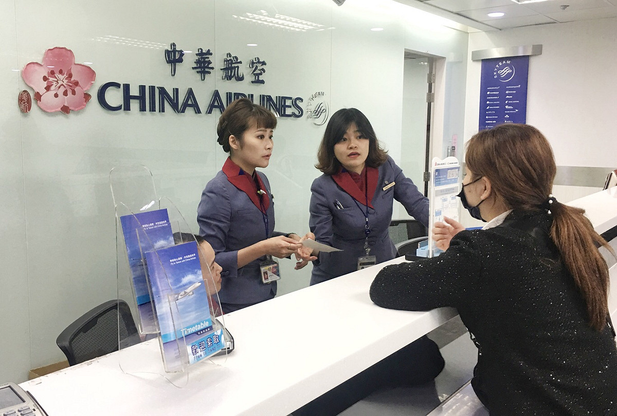 華航櫃臺向旅客解釋班機取消以及排位候補狀況。 圖：張良一攝