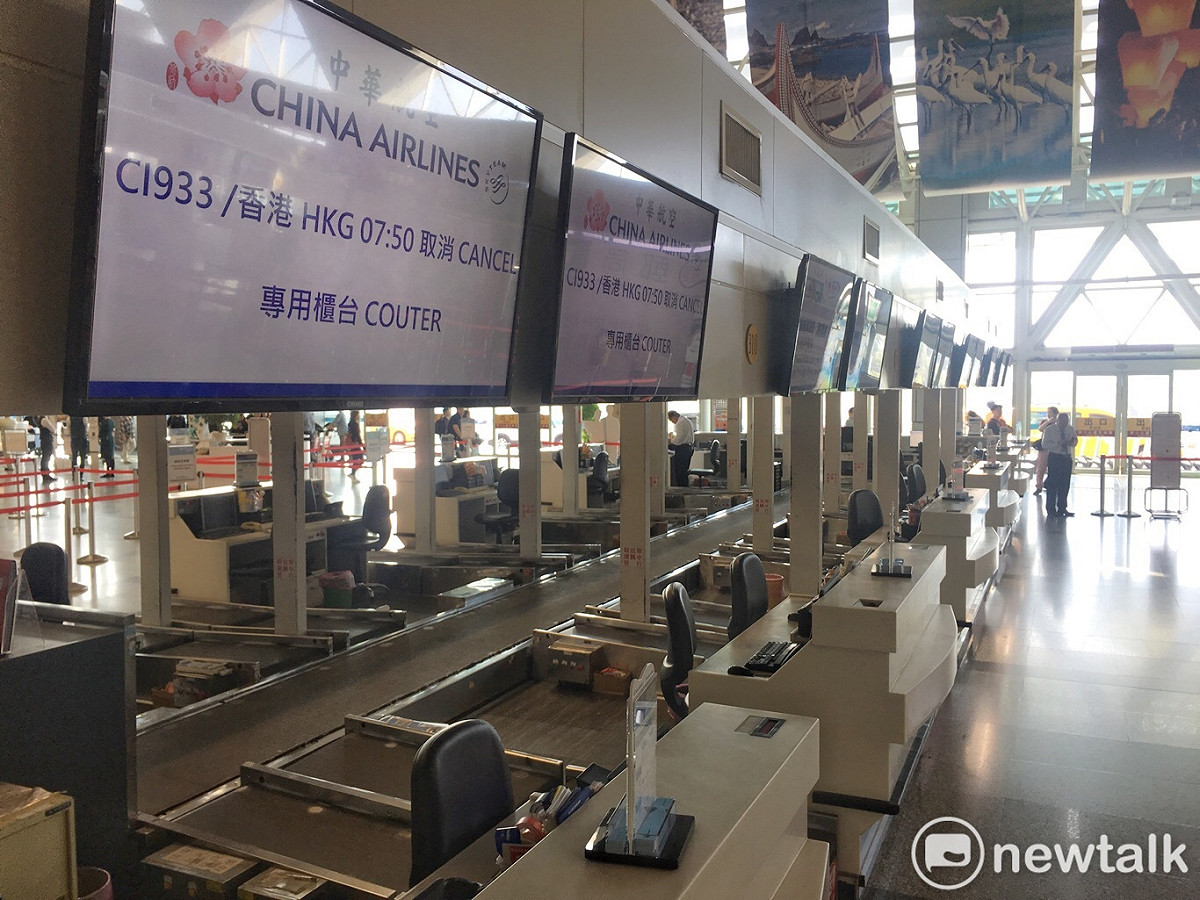 小港機場上午飛往香港的班機取消。 圖：張良一攝