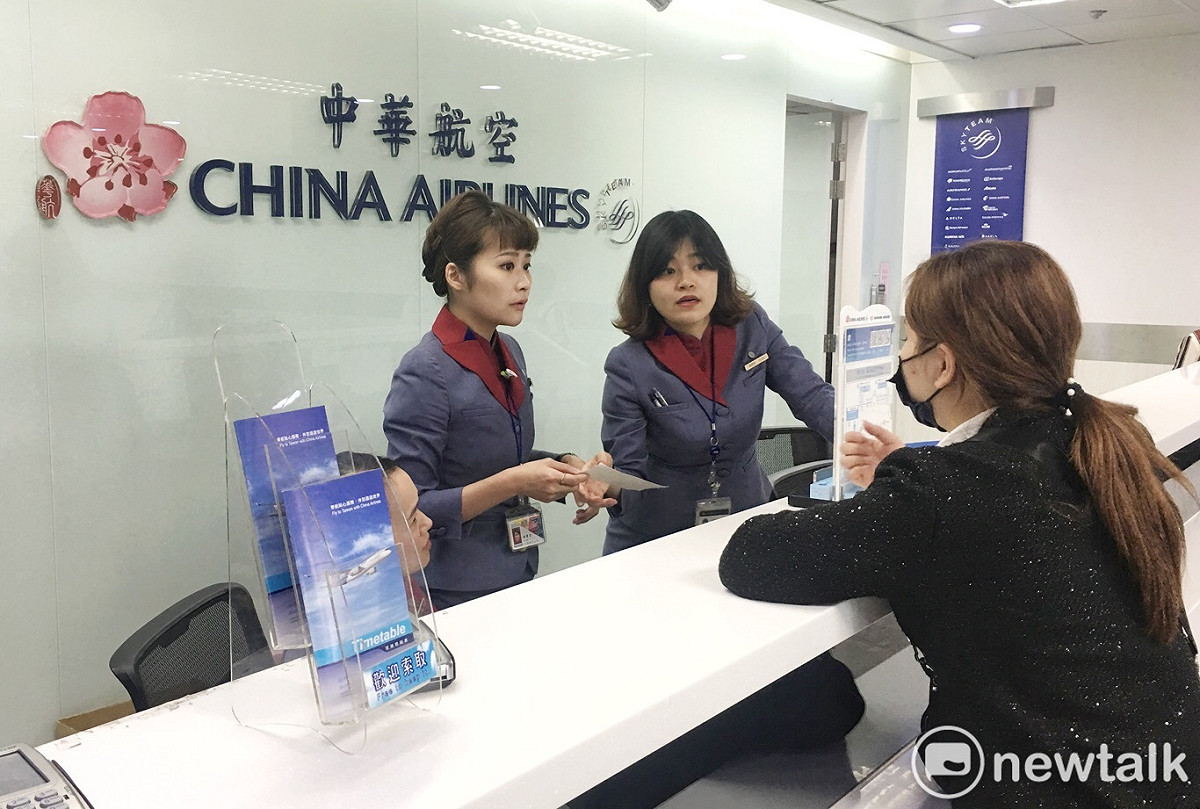 櫃台人員向旅客說明機位處理狀況。 圖：張良一攝