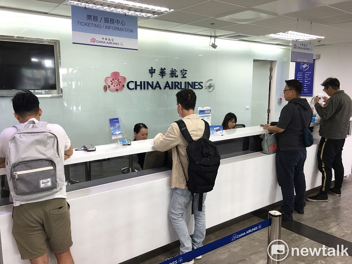 機師工會華航分會今（8）日凌晨6時起展開罷工，搭乘華航旅客在華航高雄小港國際機場辦理改機票手續。 圖：張良一攝