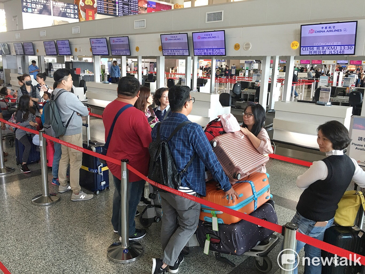 搭乘華航CI134、CI198高雄飛往日本新千歲空港和熊本的旅客在華航登機櫃檯前準備報告。CI134和CI198這兩班華航航班目前並未受到華航機師罷工事件影響。 圖：張良一攝