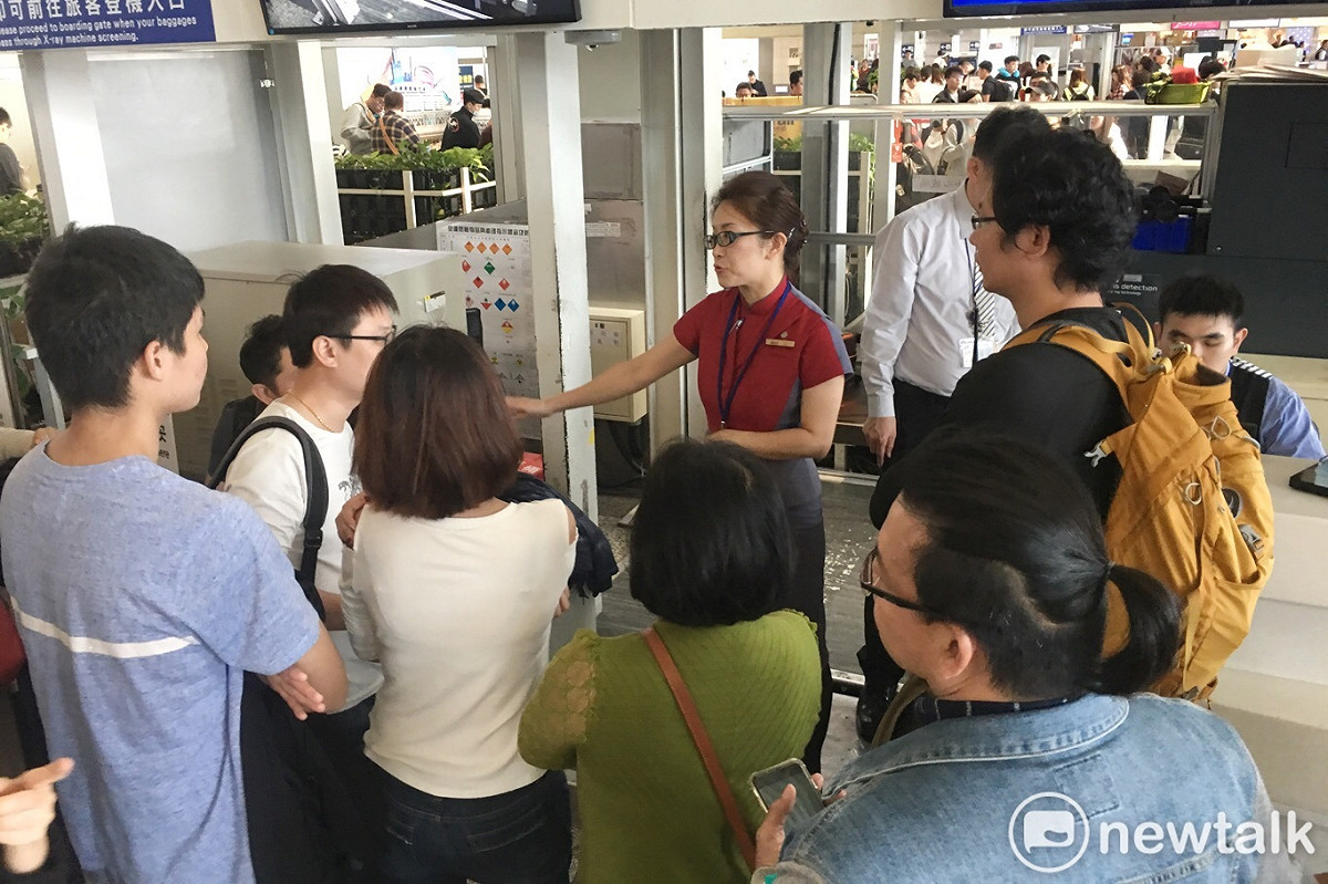 華航地勤人員不滿機師罷工，10日下午3點半集結200人至交通部抗議。圖為地勤人員示意圖。 圖：張良一攝