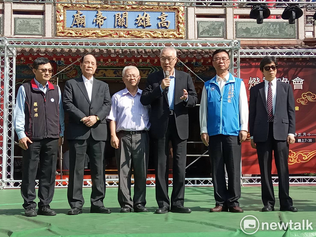吳敦義(右三)在關帝廟向高雄鄉親拜年。 圖：孫家銘／攝
