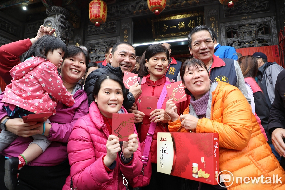 侯友宜今天上午前往顯應祖師泰山巖及林口竹林山觀音寺參拜祈福，並發紅包給民眾祝福新年快樂。 圖：林昀真／攝