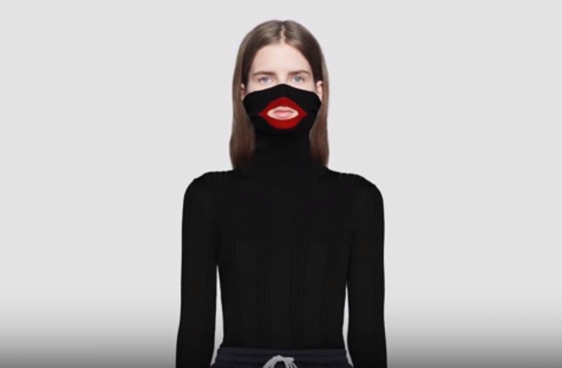 義大利名牌「GUCCI」日前推出一款冬季套頭毛衣，酷似黑人臉孔的特殊造型在社群媒體上引發軒然大波。 圖：翻攝自Youtube
