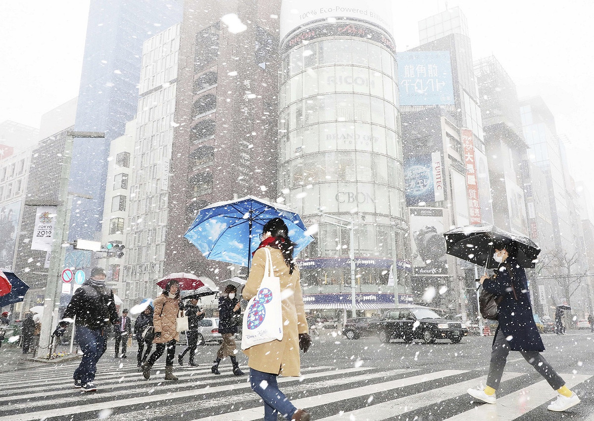 日本北海道受到史上最強寒流強襲，造成日本東部及東北部地區繼續受大雪影響。 圖：美聯社/達志影像