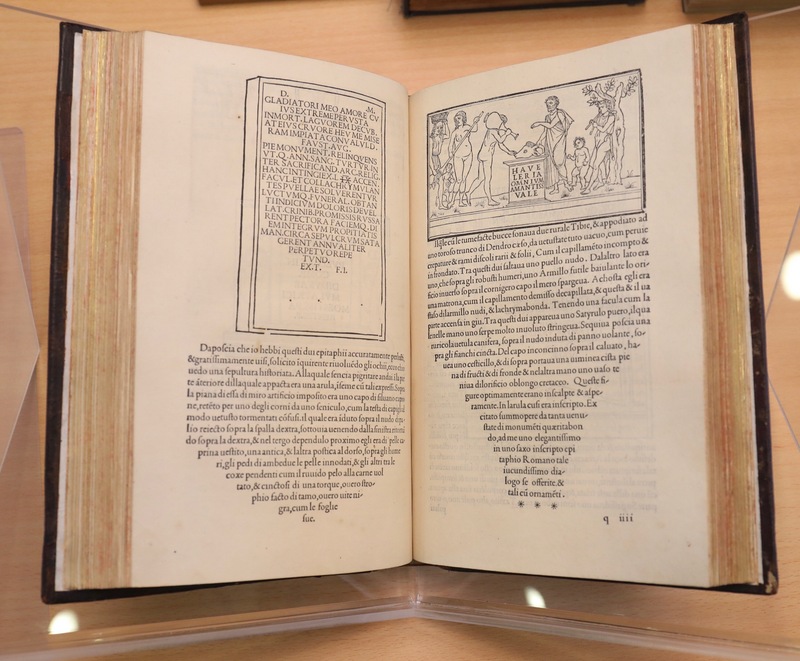西元1499年義大利出版搖籃本「尋愛綺夢」，內頁有不少是以古代高腳杯形制或倒三角編排文字，還有跨頁插圖表現等，皆是搖籃本罕見的編排。 圖：中央社