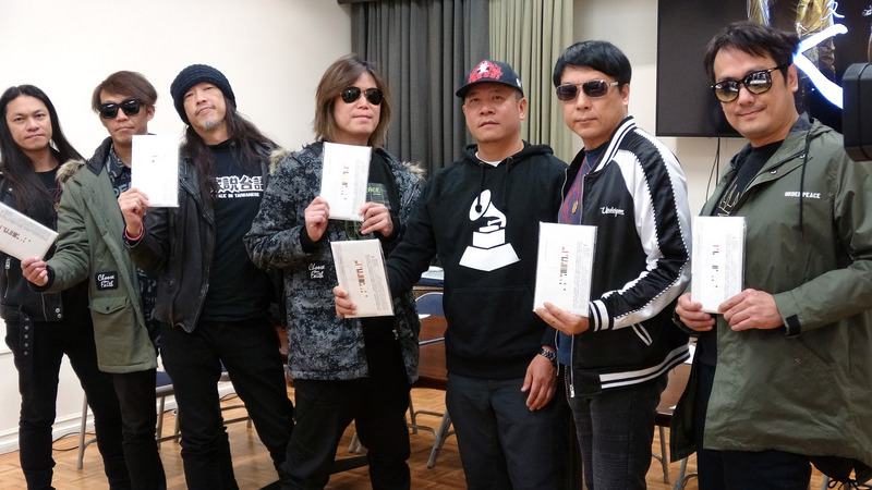 台灣藝術家蕭青陽（右3）以董事長樂團專輯「祭」第5度入圍葛萊美獎專輯包裝設計獎，10日將一同出席盛會。 圖：中央社