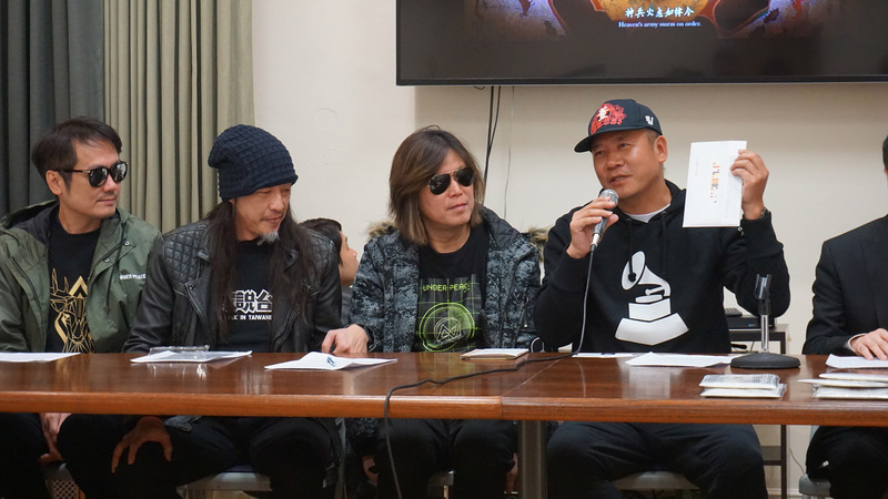 台灣藝術家蕭青陽（右1）5度入圍葛萊美獎專輯包裝設計獎，他8日在洛杉磯向中央社記者說：「在地的東西要拿出來讓人家看到，而我做的練習就是，如何讓在地的東西值得被其他人欣賞。」 圖：中央社