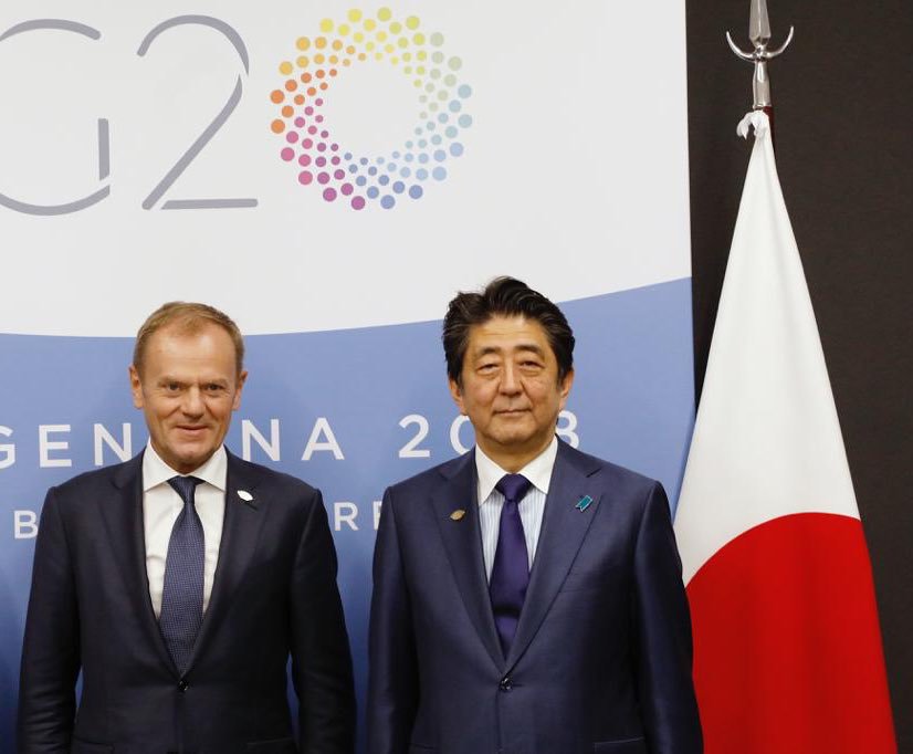 日本首相安倍晉三(右)、歐洲理事會主席唐納·圖斯克(左)於1日在阿根廷舉辦的G20峰會會面。 圖：翻攝自 Twitter
