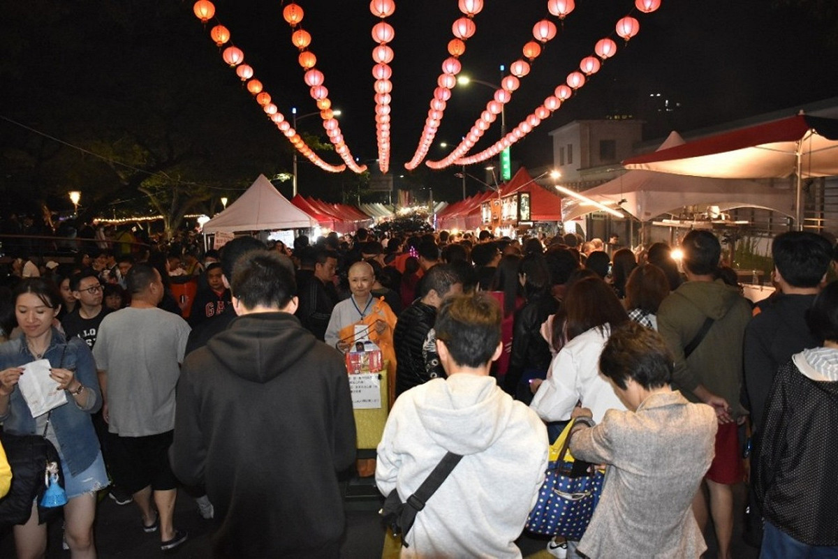 高雄燈會開幕首日人潮洶湧，高市觀光局估參觀人次破３４萬。 圖：孫家銘／攝