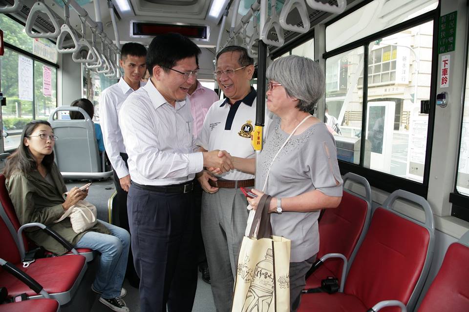 交通部長林佳龍慰問搭車民眾。 圖：交通部/提供