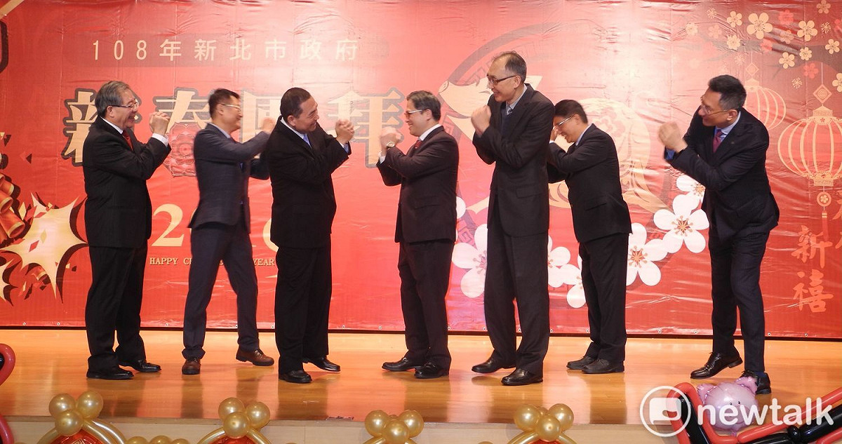 侯友宜（左三）今早率3位副市長及秘書長、副秘書長，向新市北府同仁相互拜年。  圖：王峻昌/攝