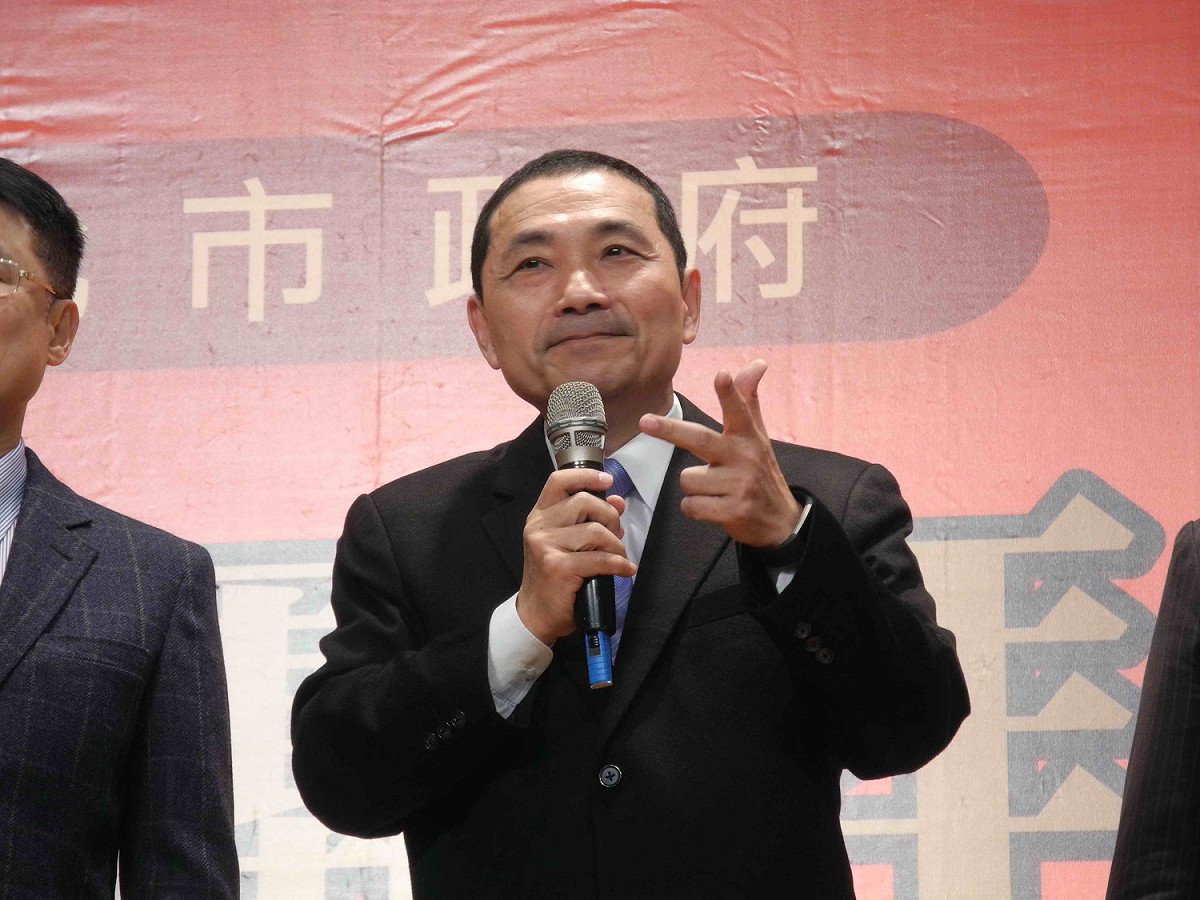 侯友宜在新北市府團拜時，迫不及待拚市政，宣布明天要拜會桃園市長鄭文燦。 圖：王峻昌/攝