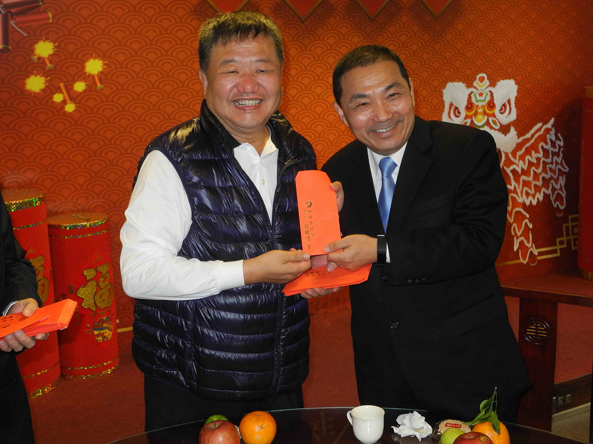 侯友宜參加市議會新春團拜，收到議長蔣根煌等三首長送的紅包。 圖：王峻昌/攝