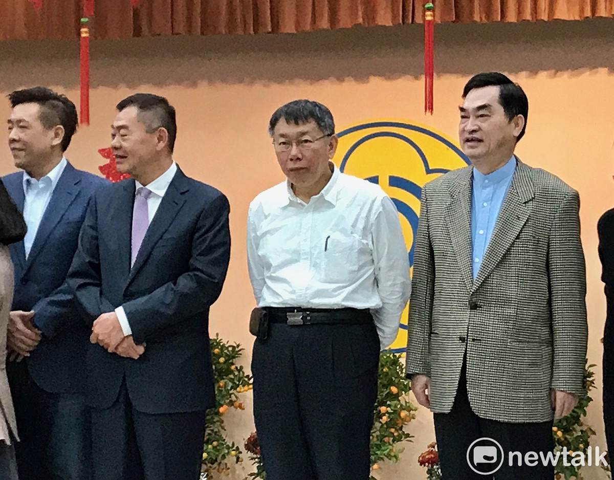 台北市長柯文哲（右2）、副市長鄧家基（右1）、議長陳錦祥（左2）、副議長葉林傳（左1）。 圖：周煊惠 / 攝