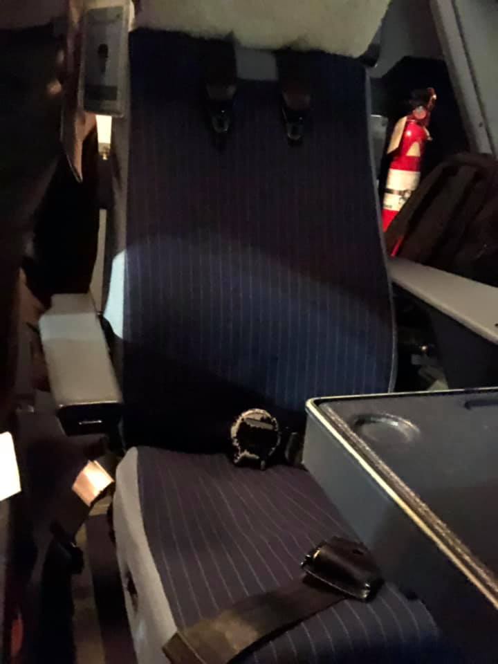 資深機師細說飛行員工作情況，必須在旅客登機前就坐，除了上廁所能離開幾分鐘，其餘時間需在座位上，直到飛機下降，旅客下機，空服員檢查工作完成，才能離開。 圖:翻攝自飛行員加油站臉書社團。