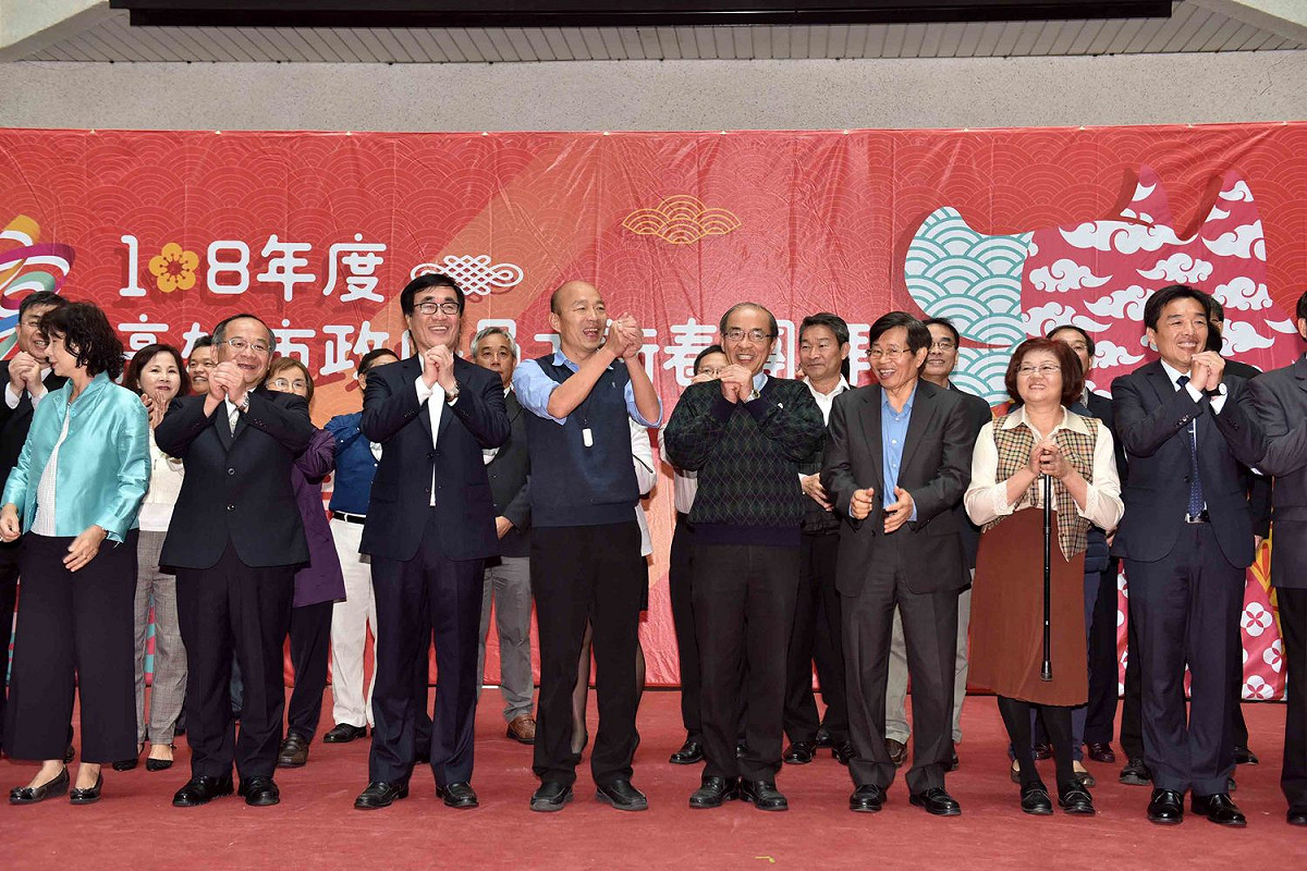 高雄市長韓國瑜(中)率局處長舉行市府員工新春團拜。 圖：高雄市新聞局／提供