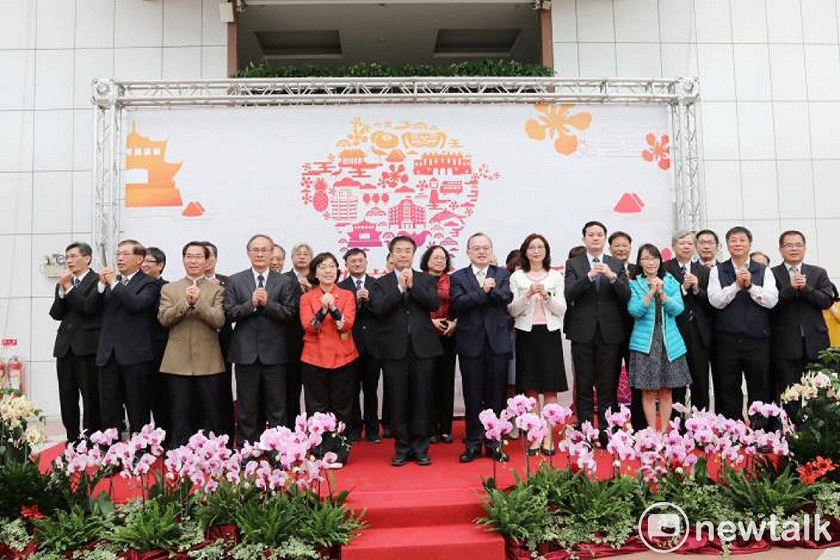 台南市政府舉行108年新春團拜，黃偉哲期許市府同仁在新的年度，能提供市民更好的服務，更有效率的施政，交出一張更亮麗的成績單。 圖：黃博郎攝