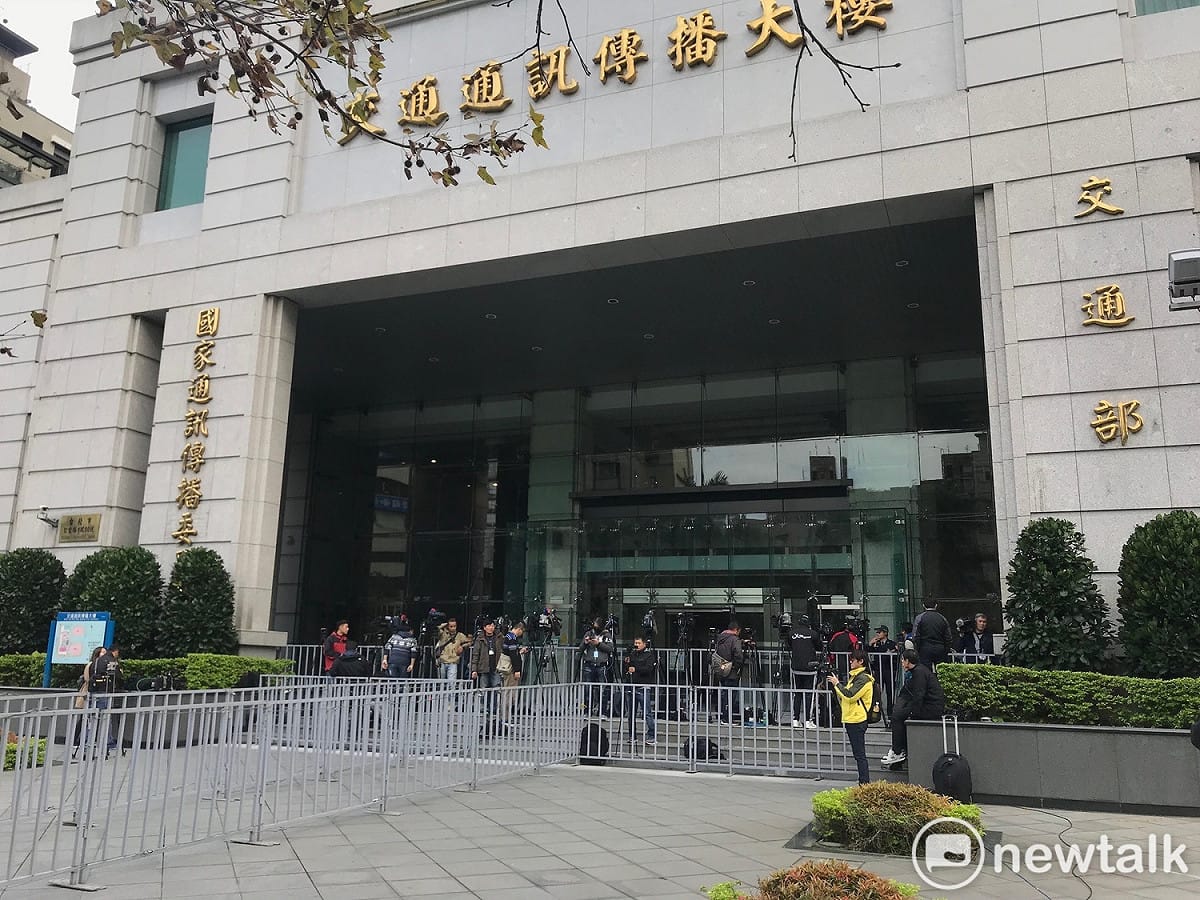 華航機師工會罷工邁入第四天，今日下午5時將於交通部展開第二度勞資協商，場外設置層層柵欄。 圖 : 周煊惠 / 攝