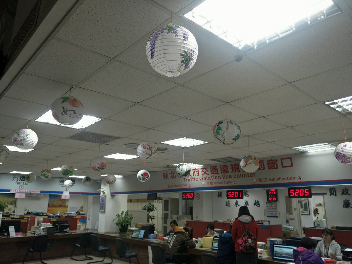板橋監理站在站內以平安燈籠高高掛，期許「諸事如意，豬年行大運」。 圖：板橋監理站/提供