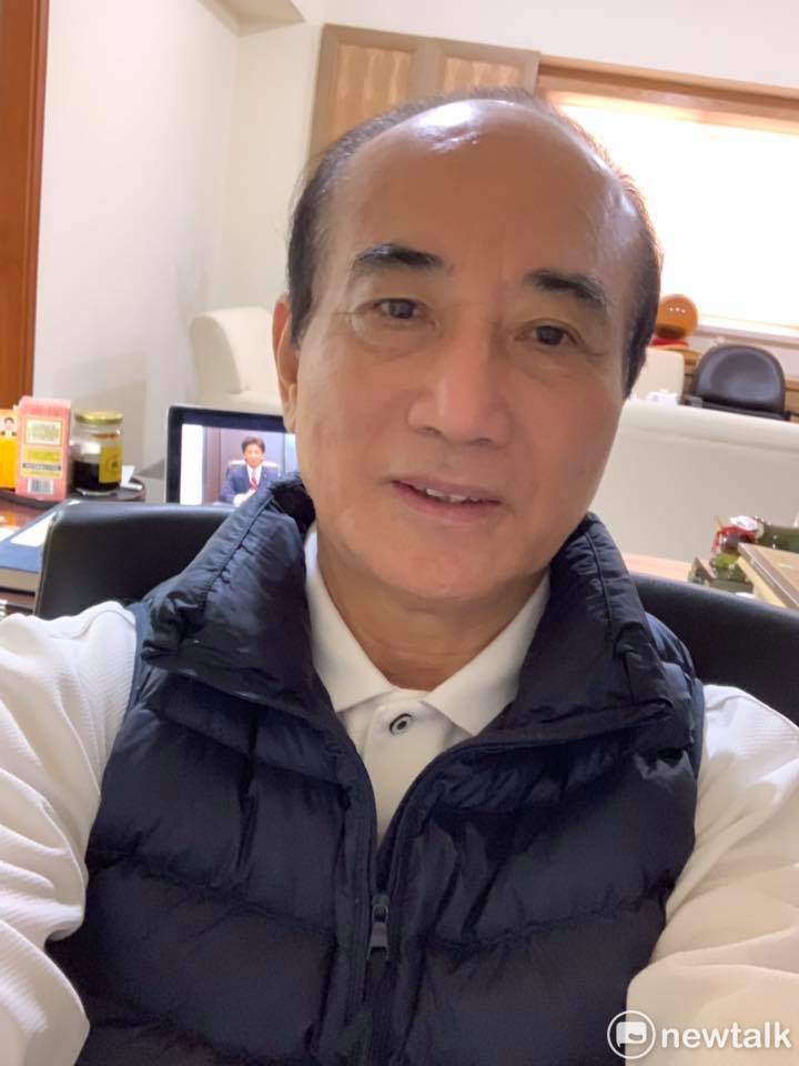 另外，也有眼尖的網友發現王金平上午在臉書粉絲頁貼出的自拍照中，背景中的電視正播放由木村拓哉主演的Change。 圖：翻拍自台灣公道伯臉書粉絲頁