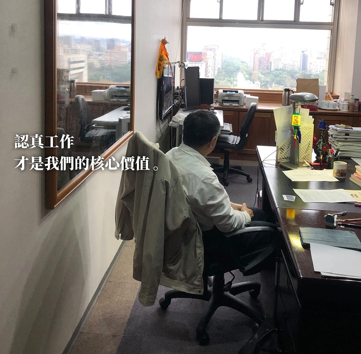 台北市長柯文哲在過年期間發布與網紅合作拍攝的影片，不禁傳出他在搶救低迷的網路人氣的消息，今日柯文哲也發文表示，過年期間拍了幾部短片，博君一笑，大家高興就好，過完年之後，我們照常嗡嗡嗡努力工作。 圖:翻攝自柯文哲臉書專頁。
