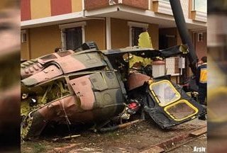 土耳其1架UH-1直升機墜毀在伊斯坦堡的住宅區公園，機上4名軍人全數殉職。 圖：翻攝自Volkan推特