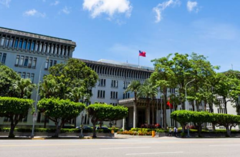 菲律賓移民局今（12）日將7名台籍電信詐欺嫌犯遣送至中國，外交部對此表示嚴正關切及遺憾。 圖：翻攝自外交部臉書（資料照片）