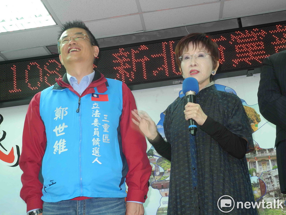 前國民黨主席洪秀柱今早出現新北市黨部新春團拜，為立委候選人鄭世維打氣，也主張總統初選應採全民調，期程不能太晚。  圖：王峻昌 /攝