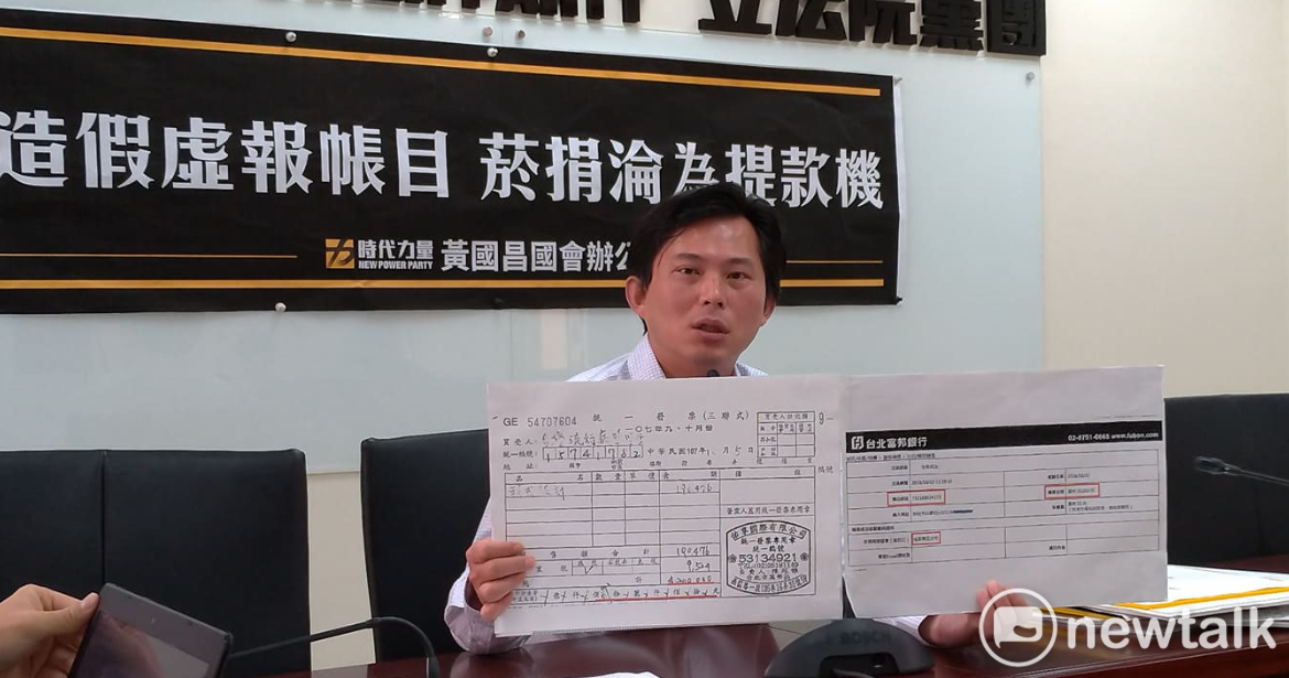 立委黃國昌上午舉行記者會，質疑「戒菸治療管理中心」長期以假發票、人頭帳戶詐領菸捐款項。 圖：陳佩君攝