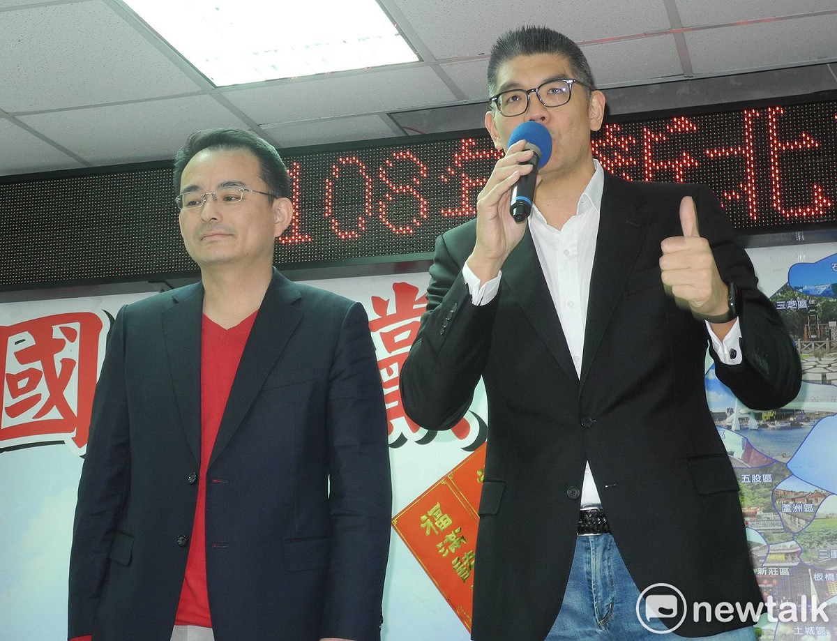 黨中央委員連勝文帶著擬參選汐止立委的台灣創新法律協會創會理事長簡榮宗(左)，到新北市黨部新春團拜活動，積極拜票。 圖：王峻昌/攝