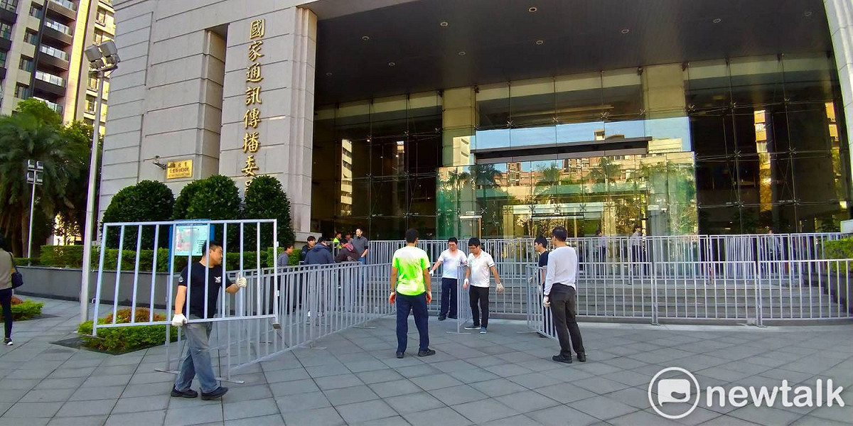 下午2時，交通部門口前開始圍起柵欄，預防抗議。 圖:陳佩君/攝