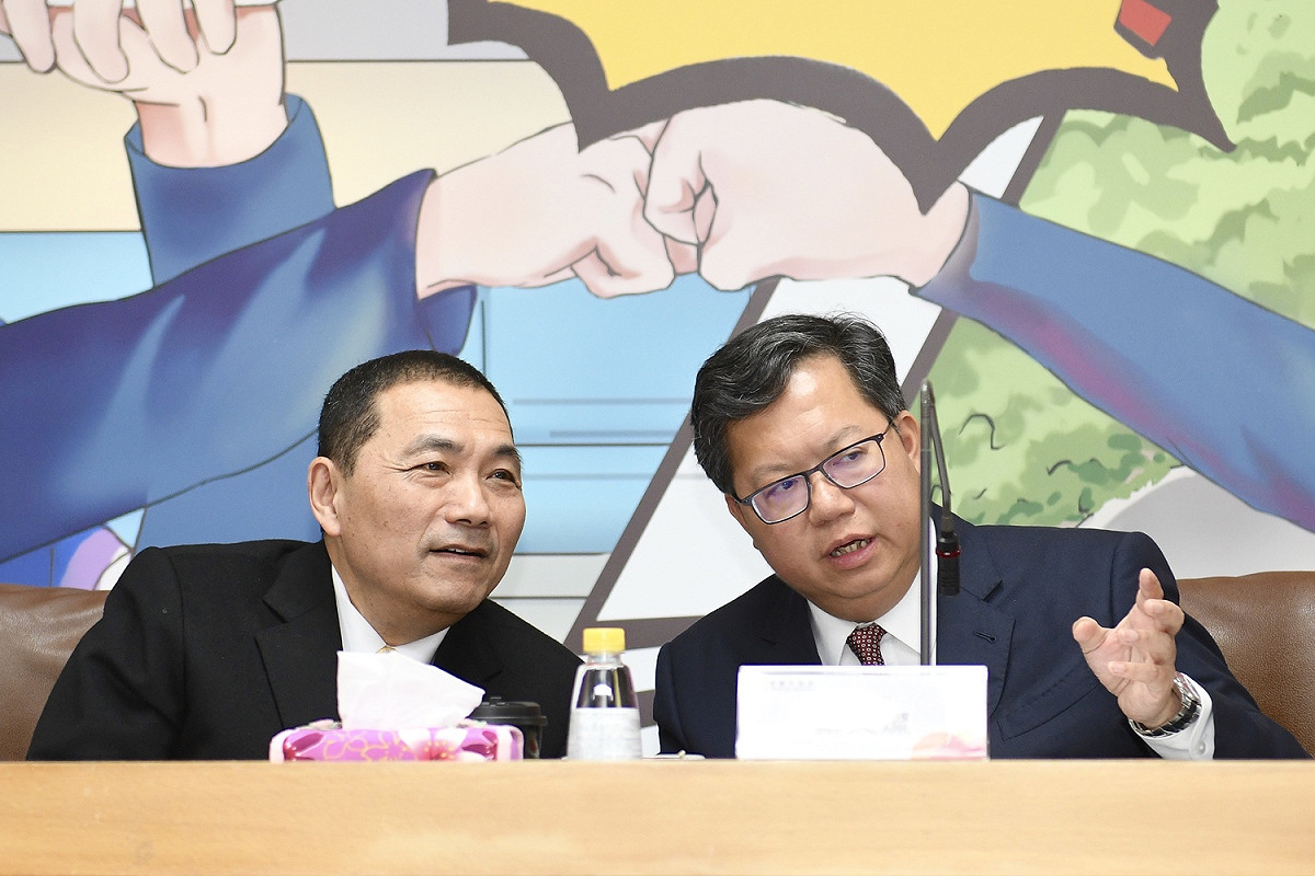 侯友宜今與鄭文燦率兩市市府團隊舉行「雙首長論壇」，針對捷運三鶯線延伸八德段、及打造大漢溪水岸休閒圈進行討論。 圖：桃園市政府/提供